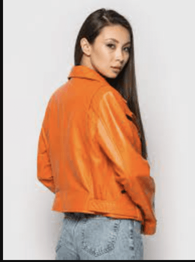 Женщина в оранжевой блузке