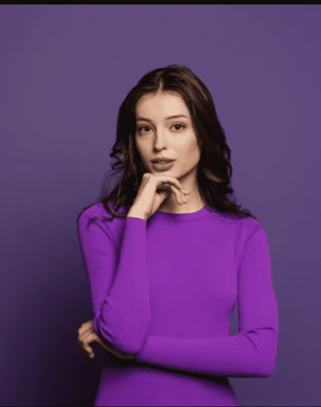 Женщина в фиолетовом платье