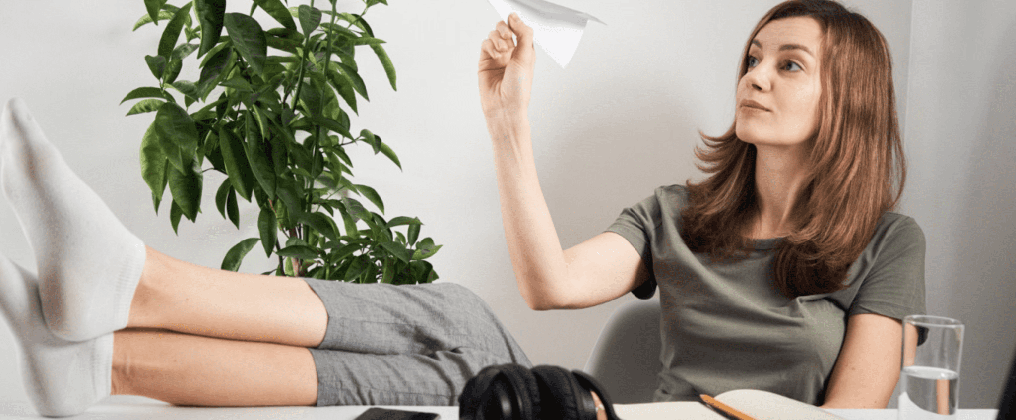 Девушка задумалась над причинами прокрастинации