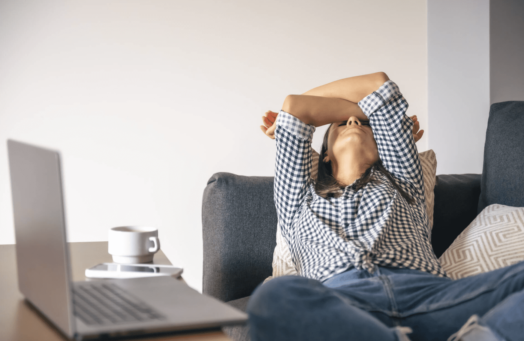 Женщина использует психологические приемы для концентрации