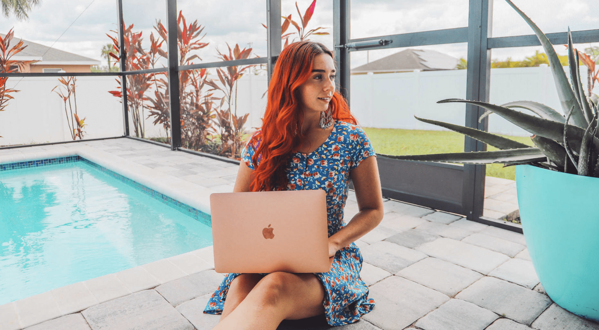 Копилка со стопками монет, символизирующая накопления и финансовую гармонию