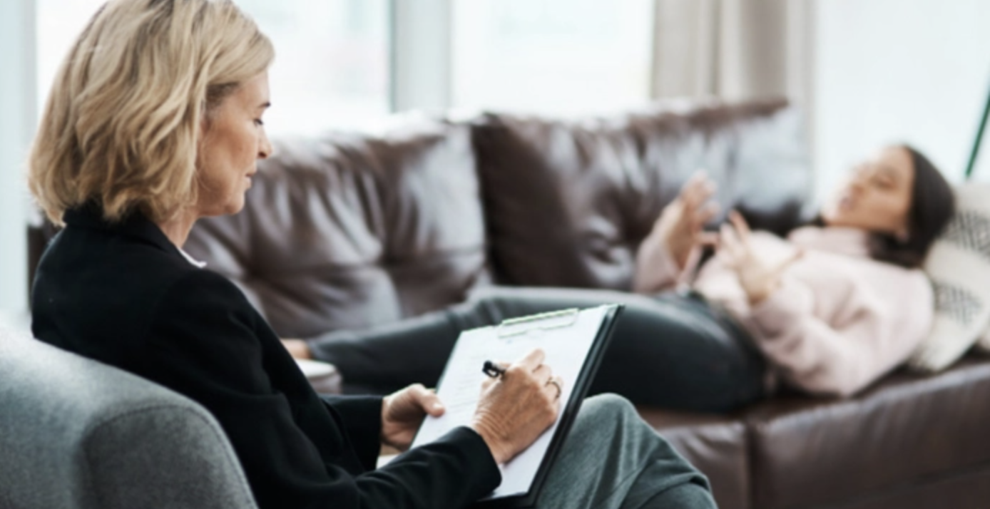 Женщина медитирует в позе лотоса.