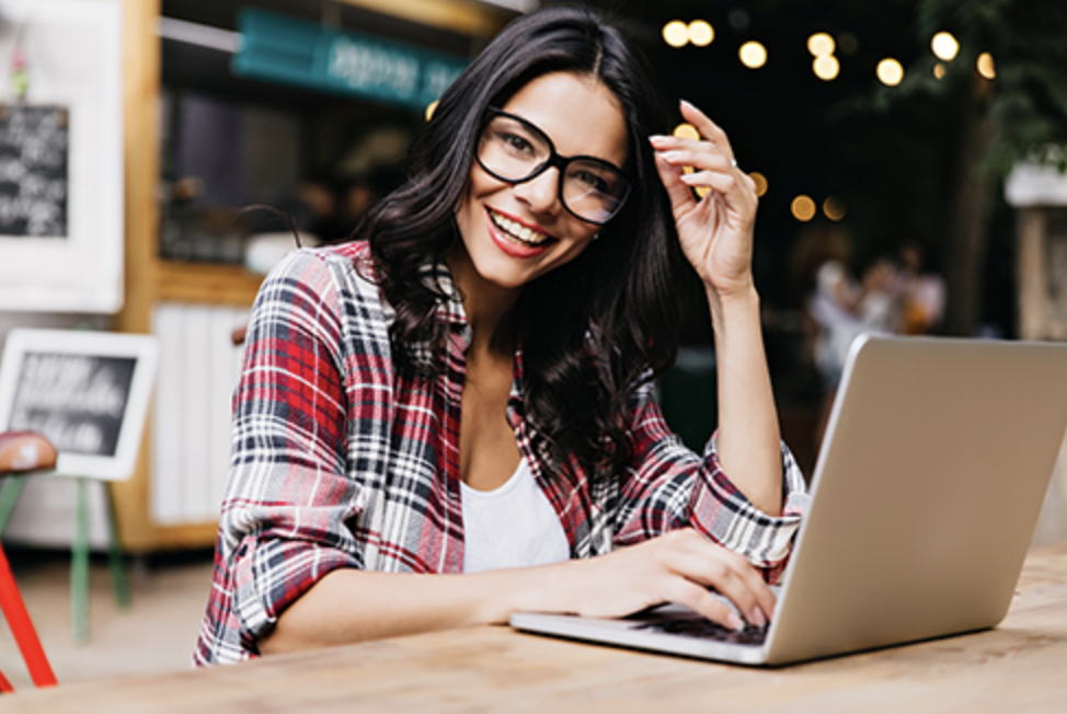 Женщина работает за ноутбуком в домашнем офисе