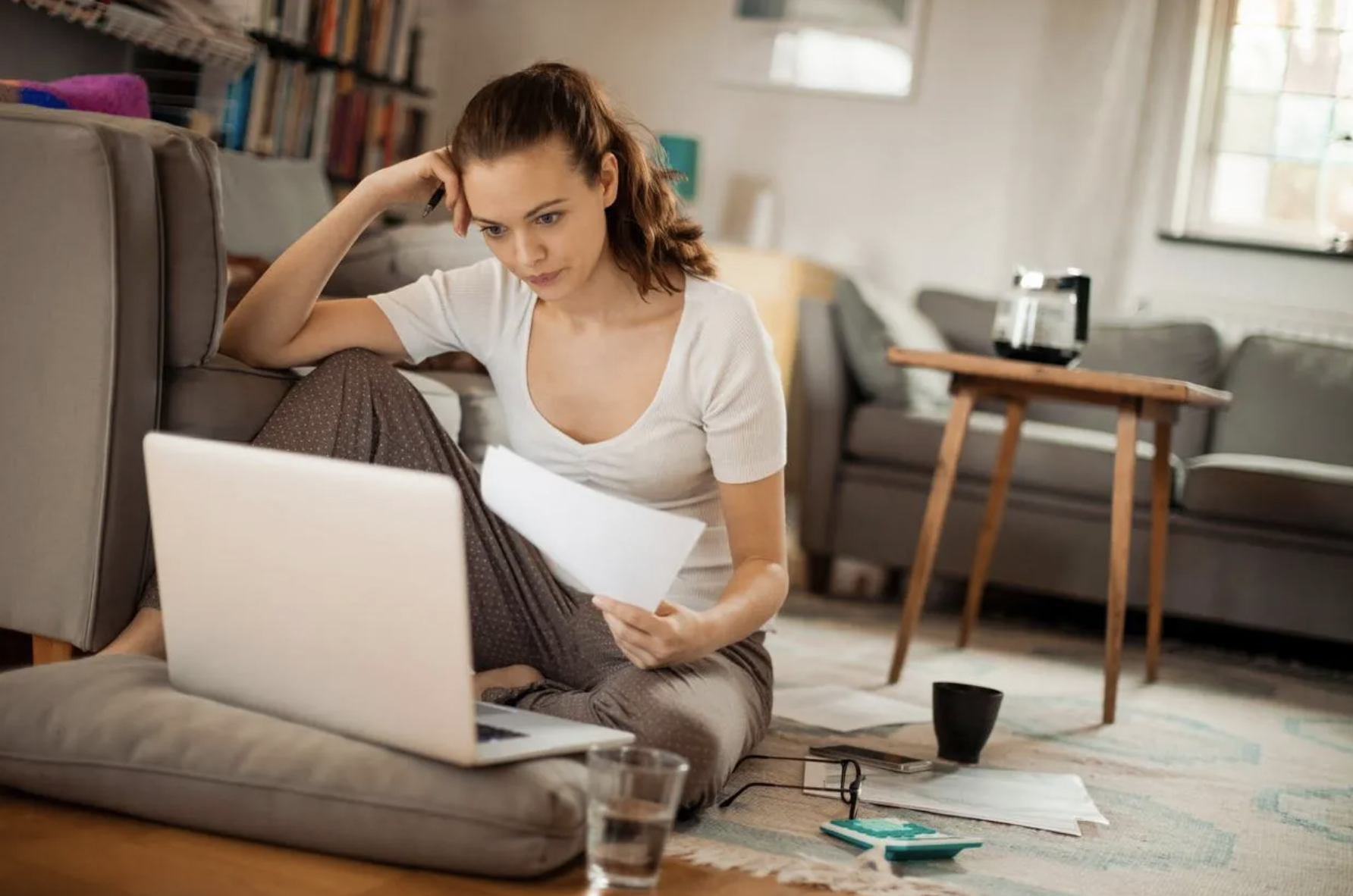 Команда обсуждает проект за столом