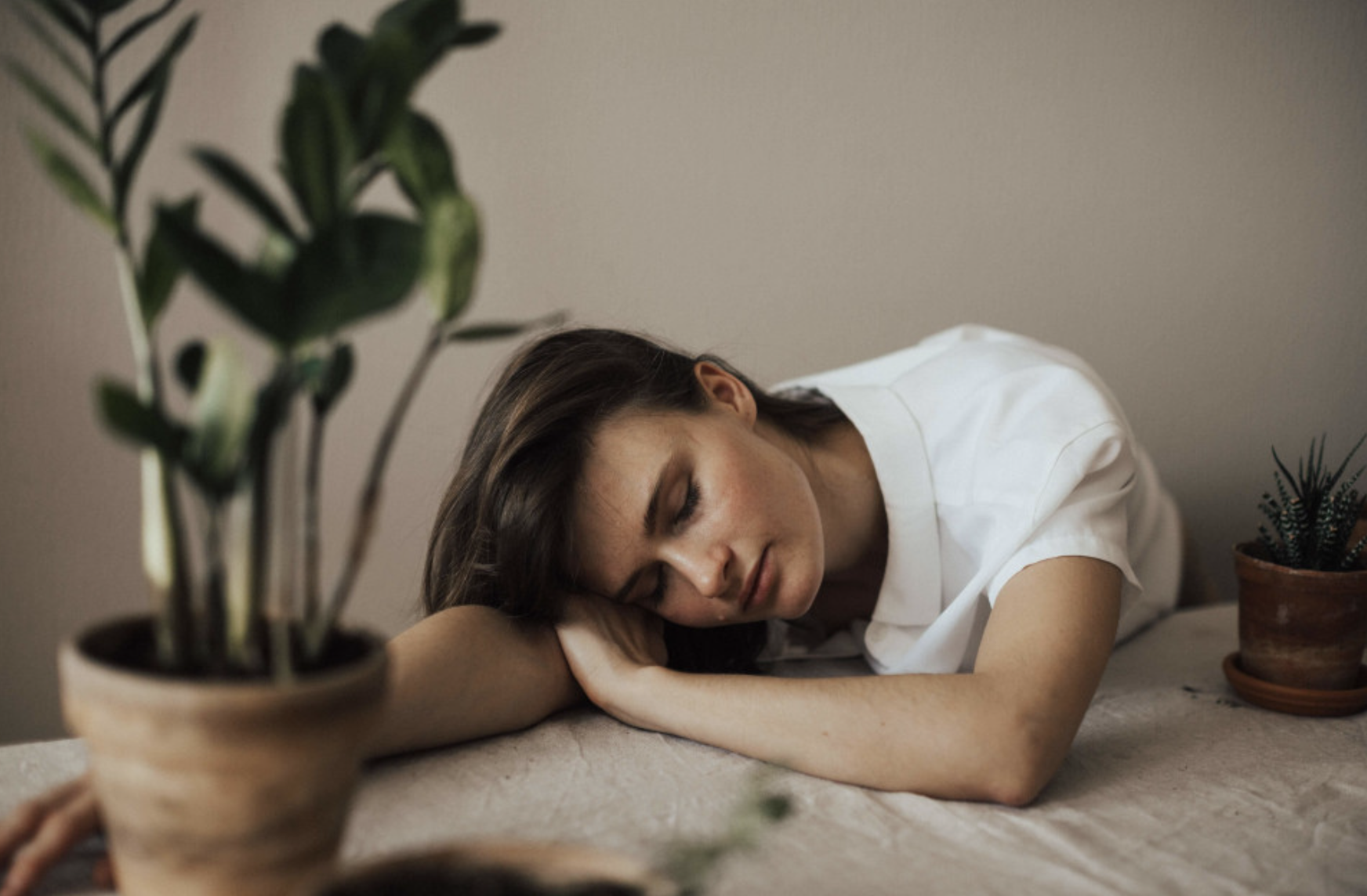 Женщина в позе лотоса медитирует, находя внутренний покой