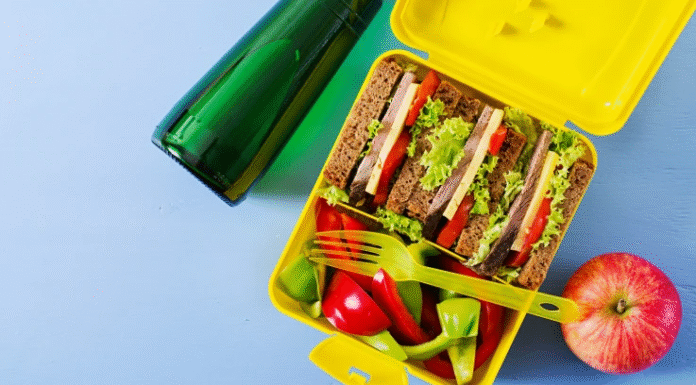 Перекусы для школьников: 10 идей полезных ланчбоксов